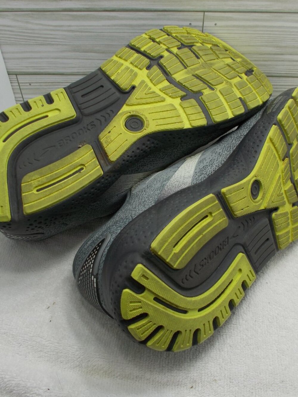 Brooks Gray Running Shoes Ghost 16 with Pale Yellow Logo - Picture 5 of 6